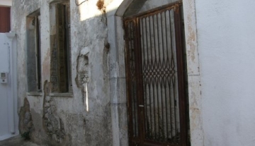 FOΤH554 - old house in need of renovation in Fourni