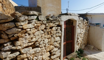 PSTH7507- Traditional house in need of restoration in Selles, Plaka.